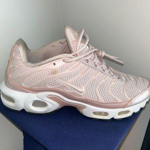 Pink Nike air max